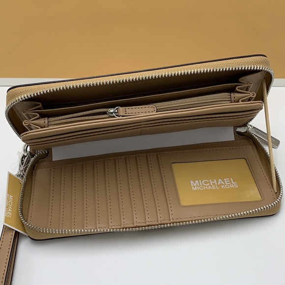 MICHAEL KORS LARGE TRAVEL CONTINENTAL WRISTLET WALLET CAMEL COLOR - Picture 10 of 16